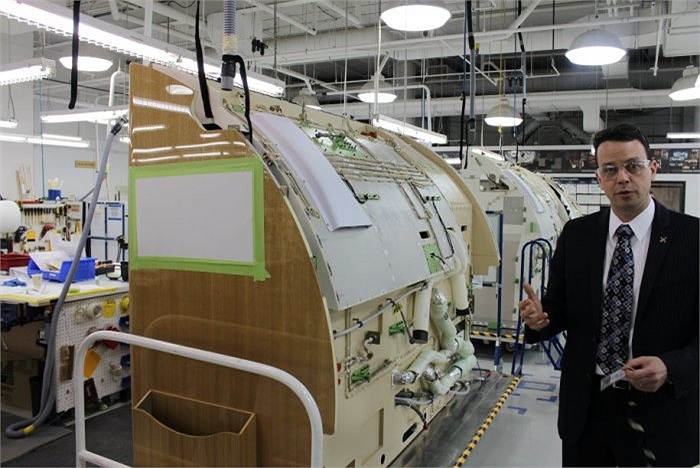 Trước khi sơn vecni bóng lên khung gỗ, các tấm gỗ được nung nóng để không bị biến dạng 