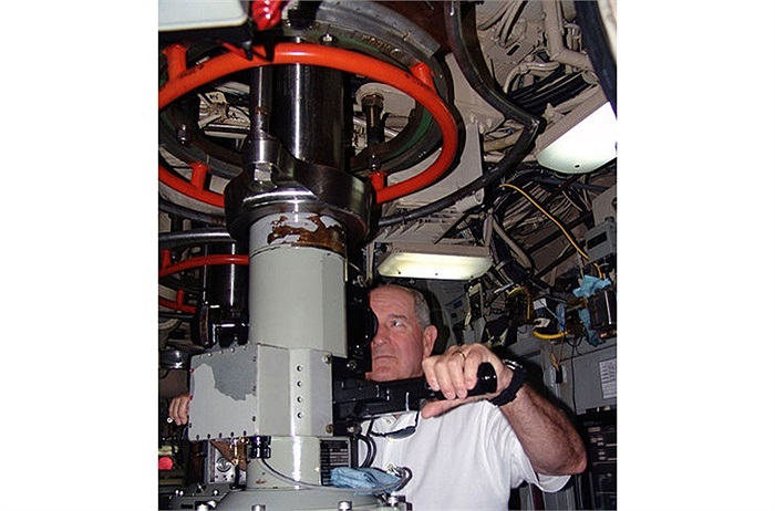 Sĩ quan chỉ huy tàu ngầm lớp Ohio đang quan sát mặt nước qua kính tiềm vọng.(Theo Kiến thức)