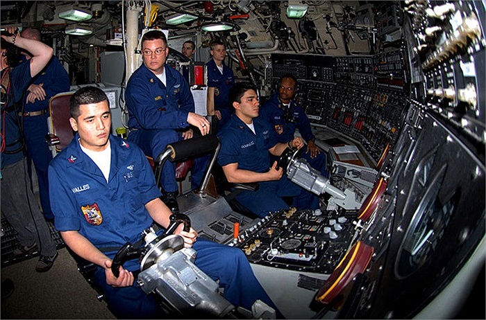 Buồng lái của tàu ngầm USS Florida (SSGN-728) với vô lăng khá giống những chiếc máy bay.(Theo Kiến thức)