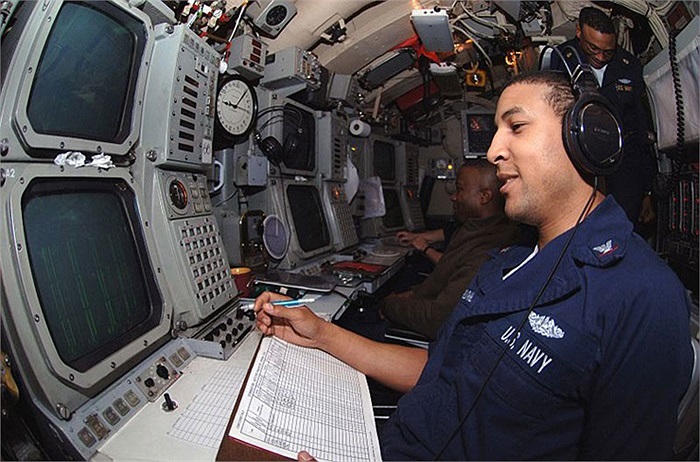 Sĩ quan điều khiển hệ thống định vị thủy âm.(Theo Kiến thức)