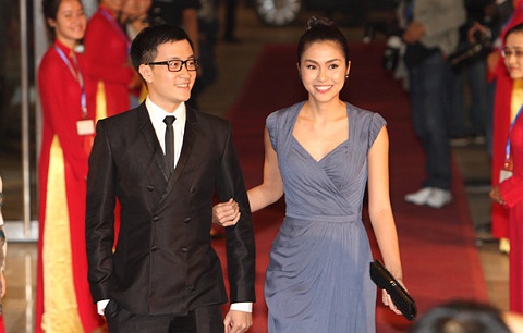 Cả hai chiếc váy đều bị tố là nhái với thương hiệu thời trang dạ hội hàng đầu thế giới Elie Saab.