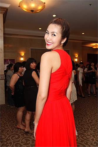 Cô trở nên sang trọng và quý phái hơn với những món đồ hiệu đẳng cấp. 