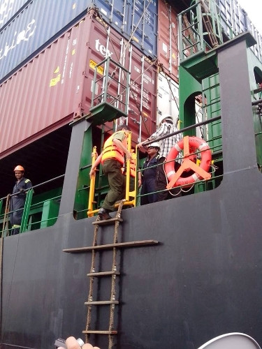  hiều ngày 21/9, ông Lê Văn Chiến – Giám đốc Cảng vụ hàng hải Vũng Tàu cho biết, hiện cơ quan này đang tiến hành điều tra vụ tai nạn tàu container (chưa rõ số hiệu, quốc gia) gây ra tai nạn đối với tàu đánh cá BV 9702 TS của ông Lê Văn Khánh hôm 19/9. Theo đó, chiều tối ngày 19/9, trong khi đang tiến hành đánh bắt hải sản tại khu vực vùng biển cách Vũng Tàu 60 hải lý về phía Đông, tàu đánh cá nói trên đang chở theo 6 ngư dân bất ngờ bị một tàu container khác đâm phải.