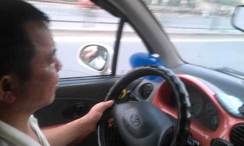 Xe taxi gắn quạt con cóc