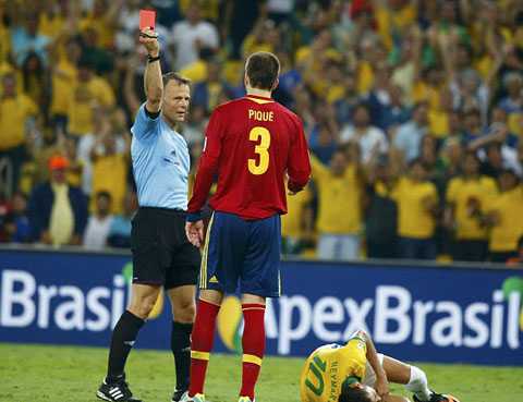 pique bị thẻ đỏ