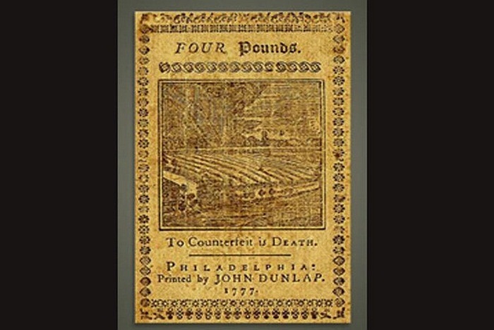 USD là một trong những đồng tiền bị giả mạo nhiều nhất. Để xử lý vấn đề khó khăn này, 13 tiểu bang đầu tiên của nước Mỹ đã buộc phải in lên trên đồng tiền dòng chữ với ý nghĩa 'ai làm giả sẽ bị tử hình'