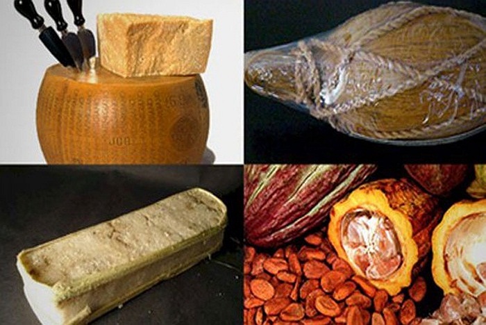 Muối là một trong những loại tiền cổ xưa nhất. Vào thời Trung cổ, muối là một loại tiền được sử dụng ở khu vực sa mạc Sahara, cũng như nhiều nơi thuộc Đông Phi. Ngoài muối, một số vùng còn dùng cả ca cao, củ nghệ gói trong xơ dừa để thay tiền 