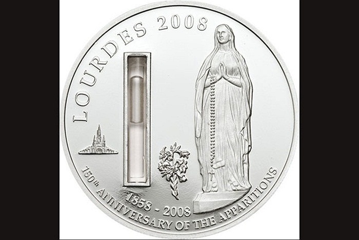 Năm 2007, đảo quốc Palau đã phát hành đồng xu bằng bạc in hình Đức mẹ Đồng trinh và một lọ nhỏ chứa nước Thánh lấy từ hang đá ở thành phố Lourdes, nước Pháp. 