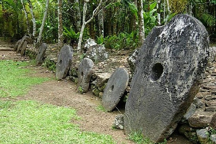 Tại đảo Yap thuộc quần đảo Solomon hiện vẫn còn lưu giữ những đồng tiền lớn nhất và kỳ lạ nhất thế giới, đá Rai. Đá Rai có hình tròn với một cái lỗ ở giữa. Đường kính của đá Rai có thể đạt tới 3,6 m và nặng tới 8 tấn. 