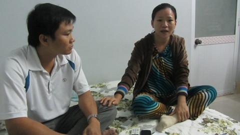 Sản phụ Lê Thị Kim Lên và chồng bức xúc trước thái độ vô trách nhiệm, trái với đạo đức ngành y của hai nữ hộ sinh Kiều và Hoa (ảnh: P.Trinh) 