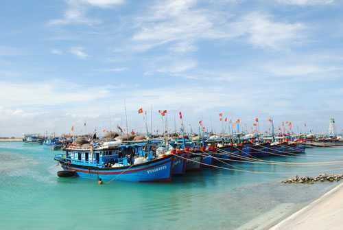 Âu tàu có sức chứa hàng trăm tàu cá là điểm đến an toàn cho ngư dân Việt Nam.