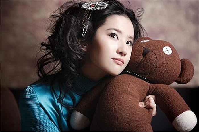 Cô nhận được sự ủng hộ của cha nuôi Trần Kim Phi và được đưa về Trung Quốc để học diễn xuất.