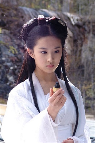 Lưu Diệc Phi sinh ra trong một gia đình truyền thống, mẹ là diễn viên múa nổi tiếng.