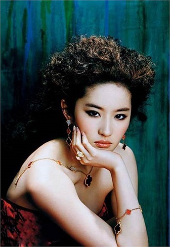 Cô là một trong những ngọc nữ ít dính đến scandal nhất trong làng giải trí Hoa ngữ.