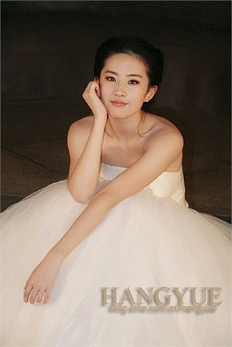 Năm 8 tuổi, Lưu Diệc Phi giành giải nhất cuộc thi người mẫu nhí khu vực Trung Nam lần thứ hai.