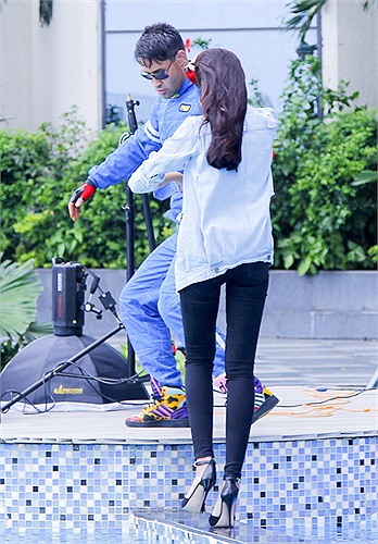 Thanh Hằng mặc dù mang giày cao gót nhưng đi trên thành hồ bơi rất điêu luyện