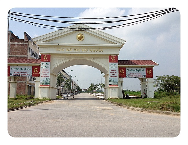 Trung tâm thương mại và phố chợ Đô Nghĩa nằm trong tổng thể khu đô thị mới Dương Nội, rộng 22.86 ha bao gồm các khu thương mại, sinh vật cảnh, công viên hồ nước, nhà phố chợ và biệt thự. Chủ đầu tư là Tập đoàn Nam Cường.