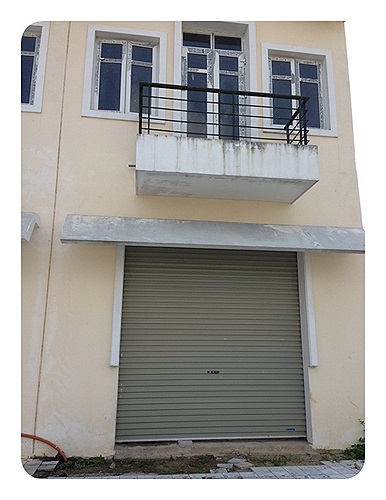 Được bàn giao gần 1 năm nay, nhưng nhiều căn liền kề tại đây vẫn cửa đóng then cài, chưa có hộ gia đình nào chuyển về ở.