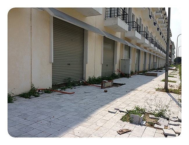 Vỉa hè gạch lát bị bật lên mất mỹ quan