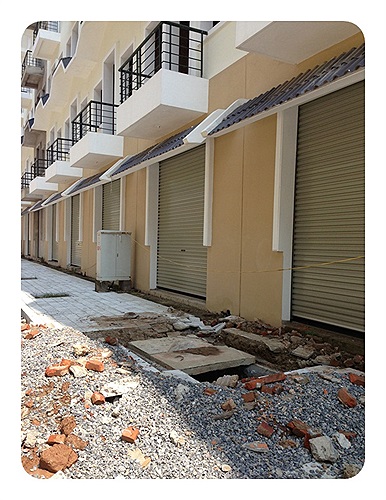 Nhưng dường như đến nay các dãy nhà này vẫn là các căn nhà hoang