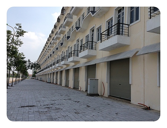 Cả dãy liền kề không một bóng người