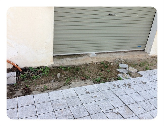 Sân gạch trước cửa biệt thự bị bong gạch