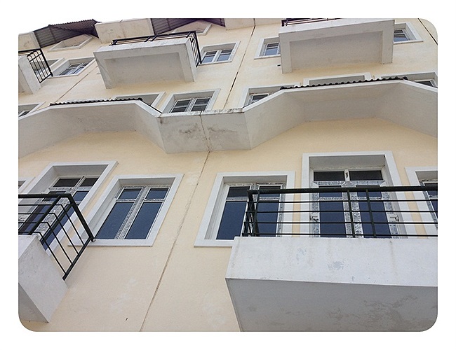 Các căn liền kề cũng bị thấm mốc