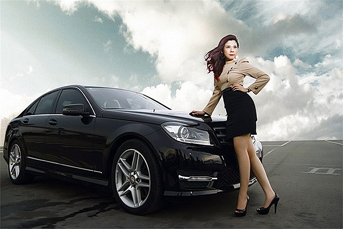 Chia tay bạn trai đại gia cách đây ít ngày, Thanh Thảo sắm ngay cho mình một chiếc Mercedes-Benz C300 có giá 2 tỷ đồng. 