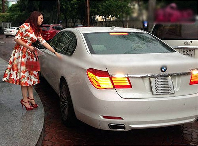 Sau đó Thanh Thảo thường xuyên xuất hiện với chiếc BMW 5 Series.