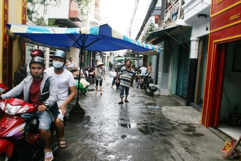 TP.HCM,thanh niên, dao Thái Lan, tự sát, kinh hoàng, quận 4