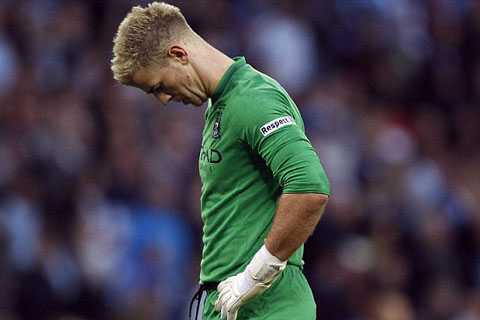 Joe Hart cúi đầu
