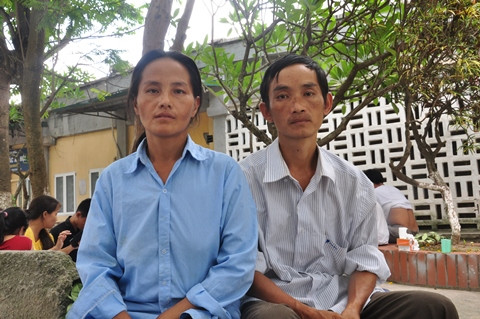 Theo chị đi chăn trâu, bé 4 tuổi bị ong đốt 80 vết