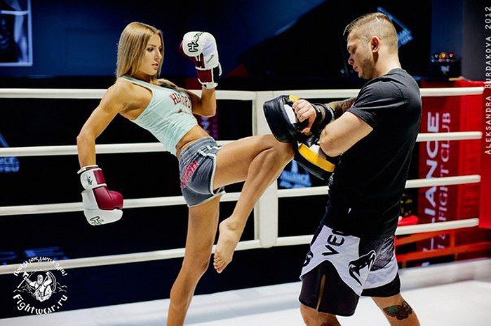 Đằng sau gương mặt xinh xắn, đường cong mỹ miều kia là một thể trạng hoàn mỹ, chắc chắn, rắn rỏi.