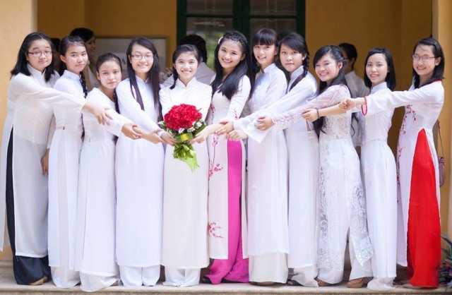 Vân Anh (ngoài cùng bên phải) và các bạn học cùng lớp. 