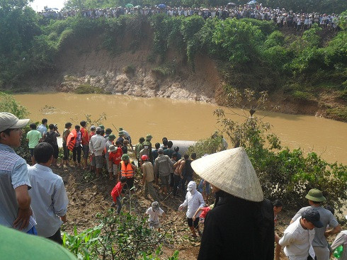 Hiện trường nơi phát hiện 4 nạn nhân và chiếc xe Innova gặp nạn hôm 22/9. 