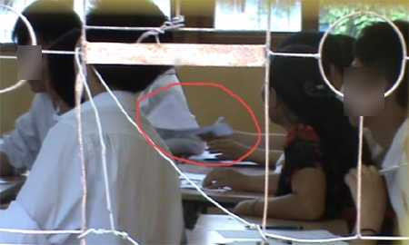 Giám thị làm ngơ để thí sinh chuyển bài qua trước mặt