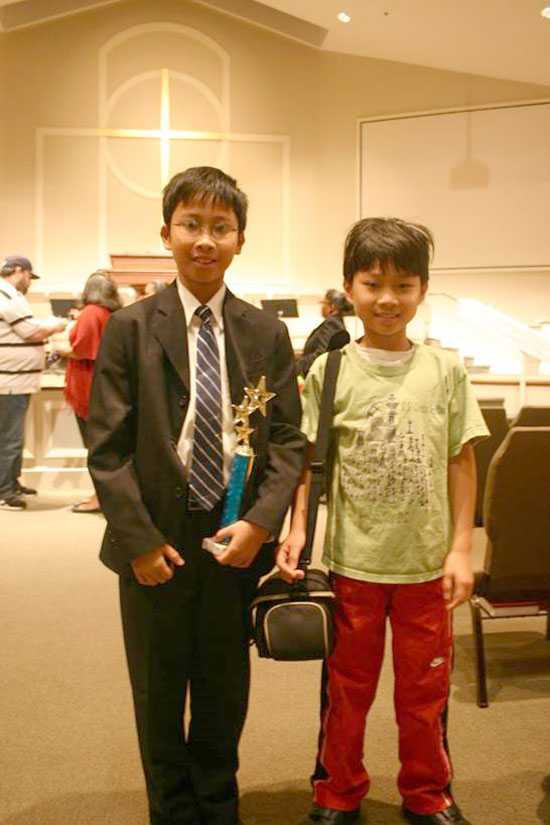 Khang bên trái cùng em trai