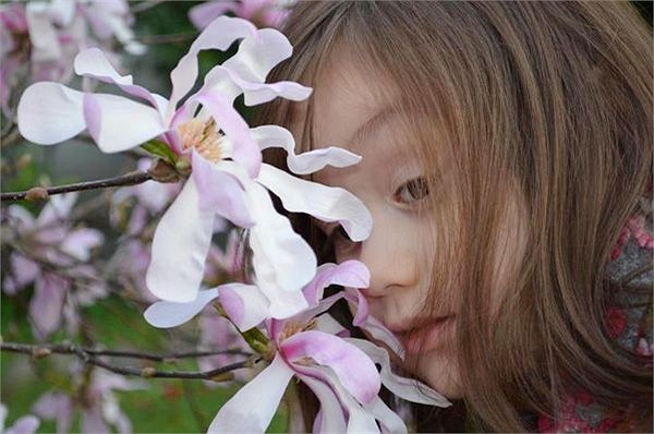 Camilla Thy Thy là cô bé gốc Việt lai Thụy Sĩ từng khiến cư dân mạng chao đảo bởi những clip tập nói, hát tiếng Việt đáng yêu. Thy Thy sinh năm 2007, cô bé có sở thích vẽ, hát và học chữ. 