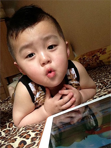 Mẹ Tommy tâm sự cô đã bắt đầu chụp hình con mình khi còn rất nhỏ và đến khi 1 tuổi, Tommy đã thành thục với việc tạo dáng trước ống kính.