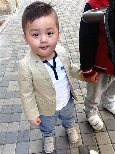 Hình ảnh của Tommy Lê được chia sẻ rộng rãi trên các trang mạng xã hội.