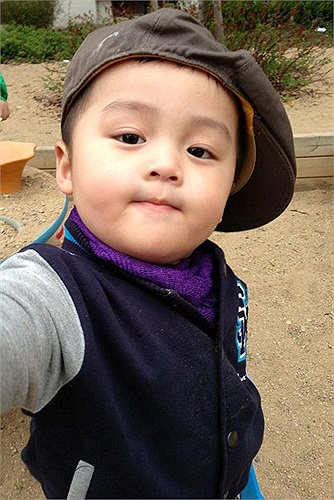 Tommy tự tin tạo dáng như người lớn.