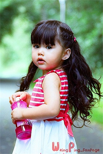 Cô bé sống ở Thái và Đức.