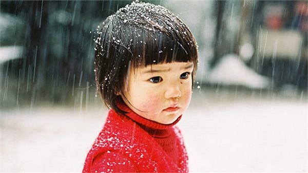 Nhóc tì không thể không yêu từng làm chấn động cư dân mạng thứ hai chính là cô bé Mirai-chan với đôi má hồng đáng yêu dưới góc nhìn đầy ngộ nghĩnh của nhiếp ảnh gia người nhật - Kotori Kawashima.