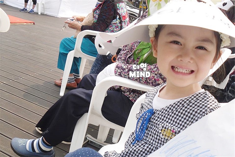 Không nổi tiếng bằng Psy nhí Hwang Min Woo nhưng Yoon Da Young cũng được đông đảo mọi người biết đến với vai diễn đáng yêu trong chương trình Hello Baby.