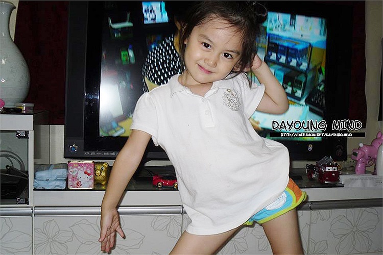 Cô bé xinh xắn này vô cùng nghịch ngợm và hoạt bát