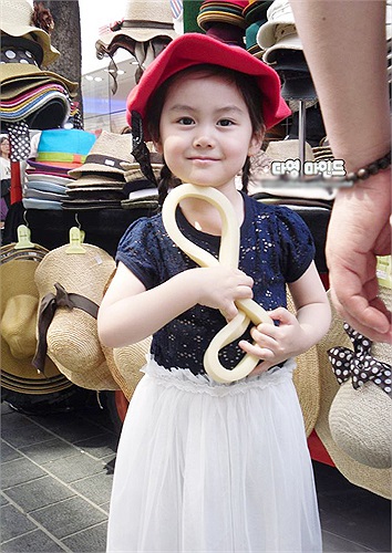 Cô là một trong những diễn viên nhí lai đang được yêu mến tại Hàn Quốc.