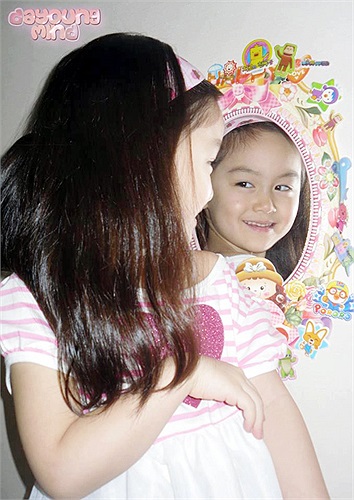 Cô bé 5 tuổi rất điệu đà và thích soi gương như bất cứ cô bạn nào cùng tuổi.