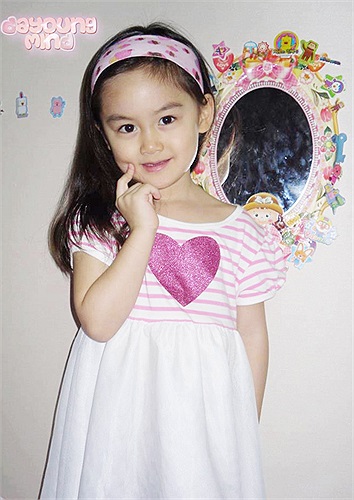 Cô bé được các anh chị diễn viên và ekip sản xuất vô cùng yêu mến bởi sự thông minh, lanh lợi và ngoan ngoãn.