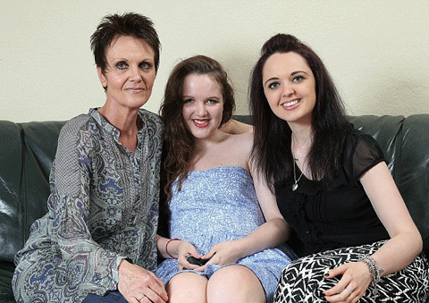 Bên cạnh cô luôn có gia đình và bạn bè hỗ trợ