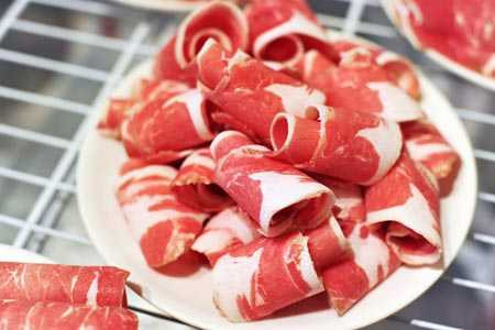 Những lát thịt cừu giả trông bề ngoài rất ngon mắt.